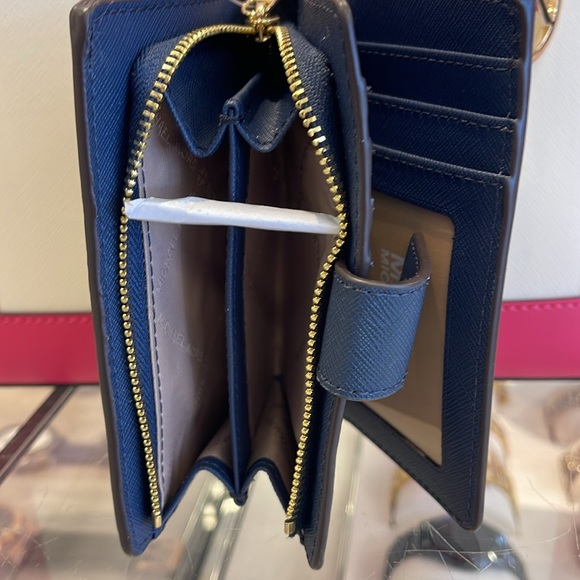 MICHAEL KORS
Medium Jet Set Travel Crossgrain Leather Bifold Zip Wallet
Navy
NWT - Picture 7 of 16